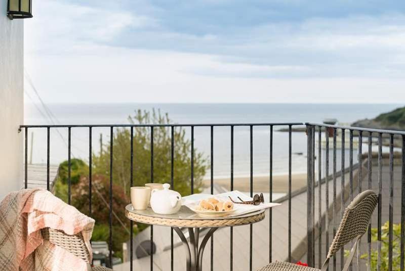 Cosy Beachfront Retreat With Stunning Sea Views & Free Access To A Local Indoor Pool Talland ภายนอก รูปภาพ