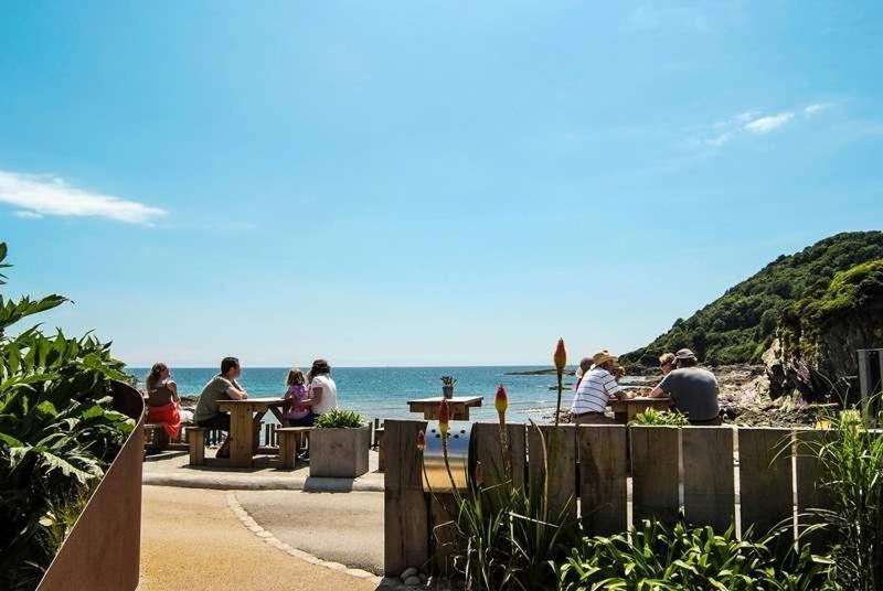 Cosy Beachfront Retreat With Stunning Sea Views & Free Access To A Local Indoor Pool Talland ภายนอก รูปภาพ