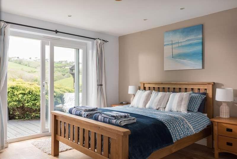 Cosy Beachfront Retreat With Stunning Sea Views & Free Access To A Local Indoor Pool Talland ภายนอก รูปภาพ
