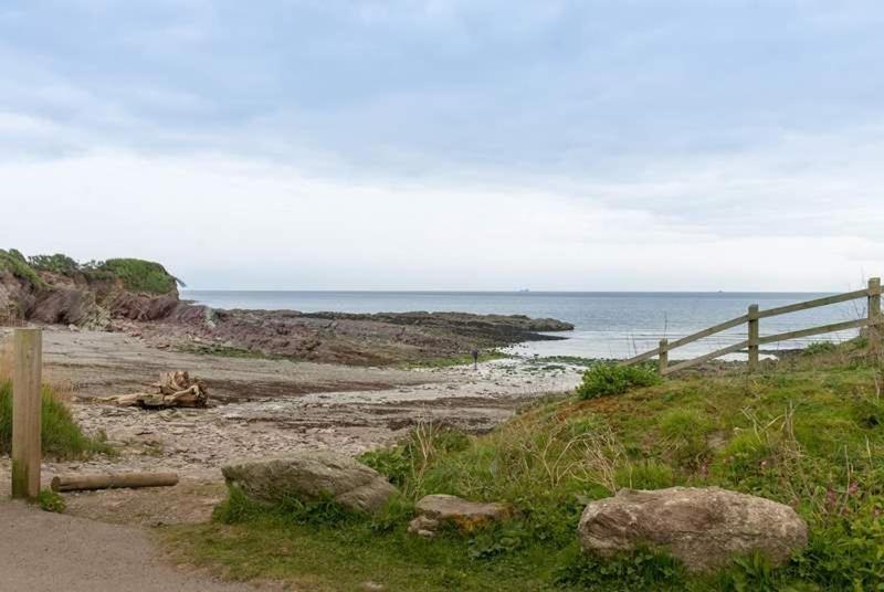 Cosy Beachfront Retreat With Stunning Sea Views & Free Access To A Local Indoor Pool Talland ภายนอก รูปภาพ